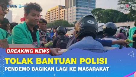 Tolak Bantuan Polisi! Masa Aksi Mahasiswa Bagikan Roti & Minuman Ke Masyarakat