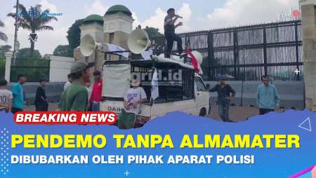 Masa Demo Tanpa Almamater Di Depan Gedung DPR Dibubarkan Aparat