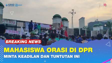Orasi Menggebu-Gebu Pendemo Mahasiswa Sampaikan Keresahan Didepan Gedung DPR RI