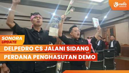 Delpedro CS Jalani Sidang Perdana Penghasutan Demo, Bagikan Bunga Sebelum Sidang | SONORA UPDATE