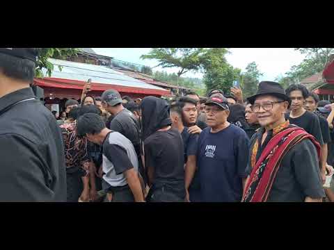 Tradisi Unik Pengusungan Jenazah di Gandangbatu Sillanan, Tana Toraja