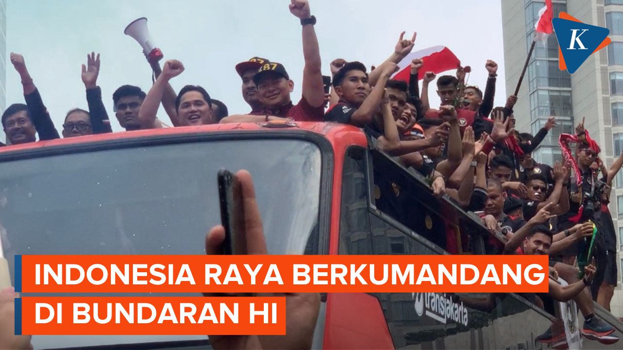 Momen Warga Bernyanyi Indonesia Raya saat Sambut Arak-arakan Timnas di Bundaran HI