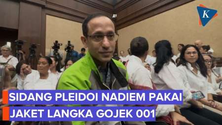 Momen Nadiem Makarim Pakai Jaket Gojek Generasi Pertama Di Sidang Pleidoi