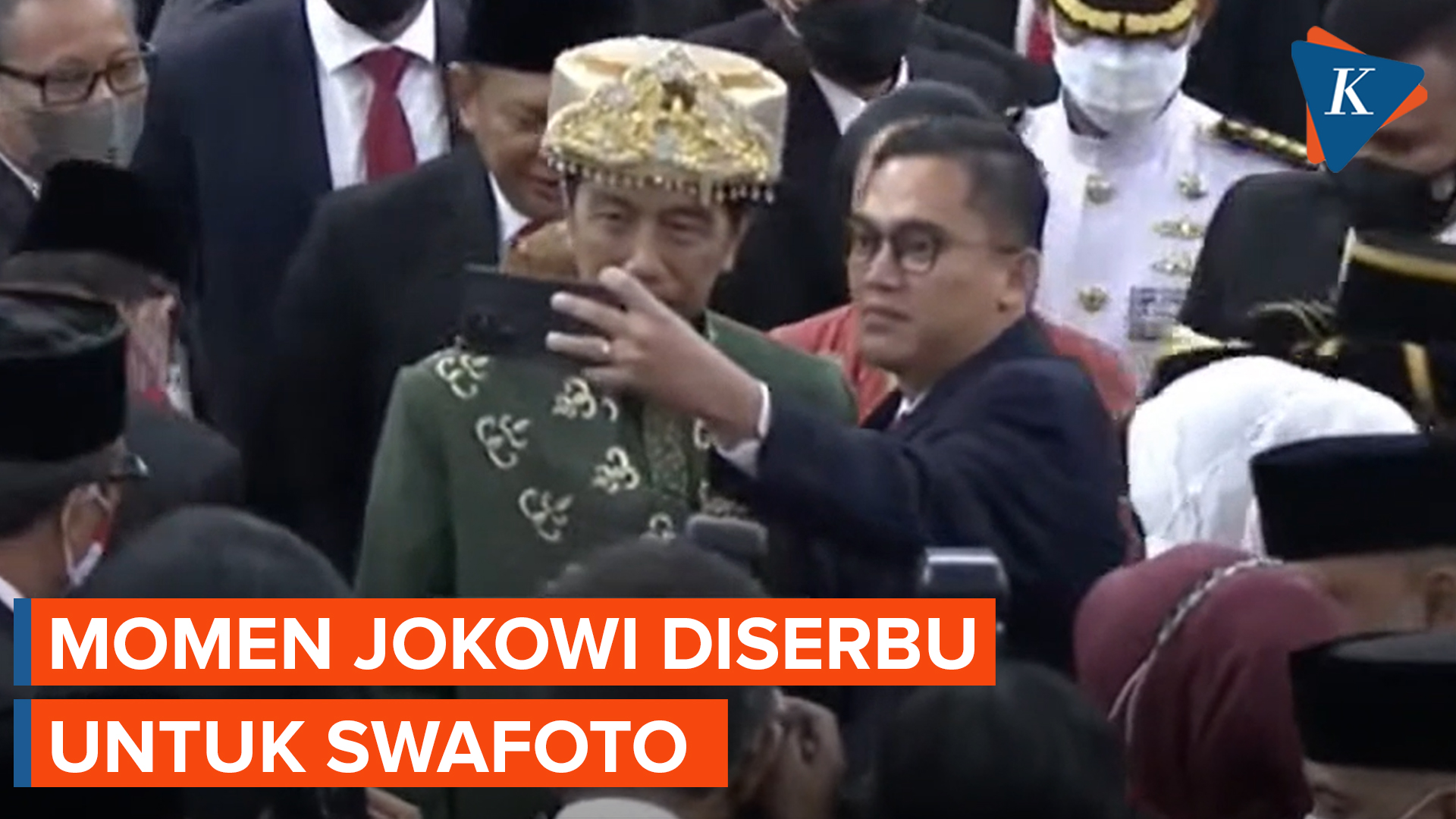 Momen Jokowi Diserbu Anggota DPR Diajak Swafoto