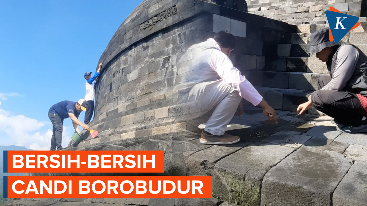Momen Bersih-Bersih Candi Borobudur