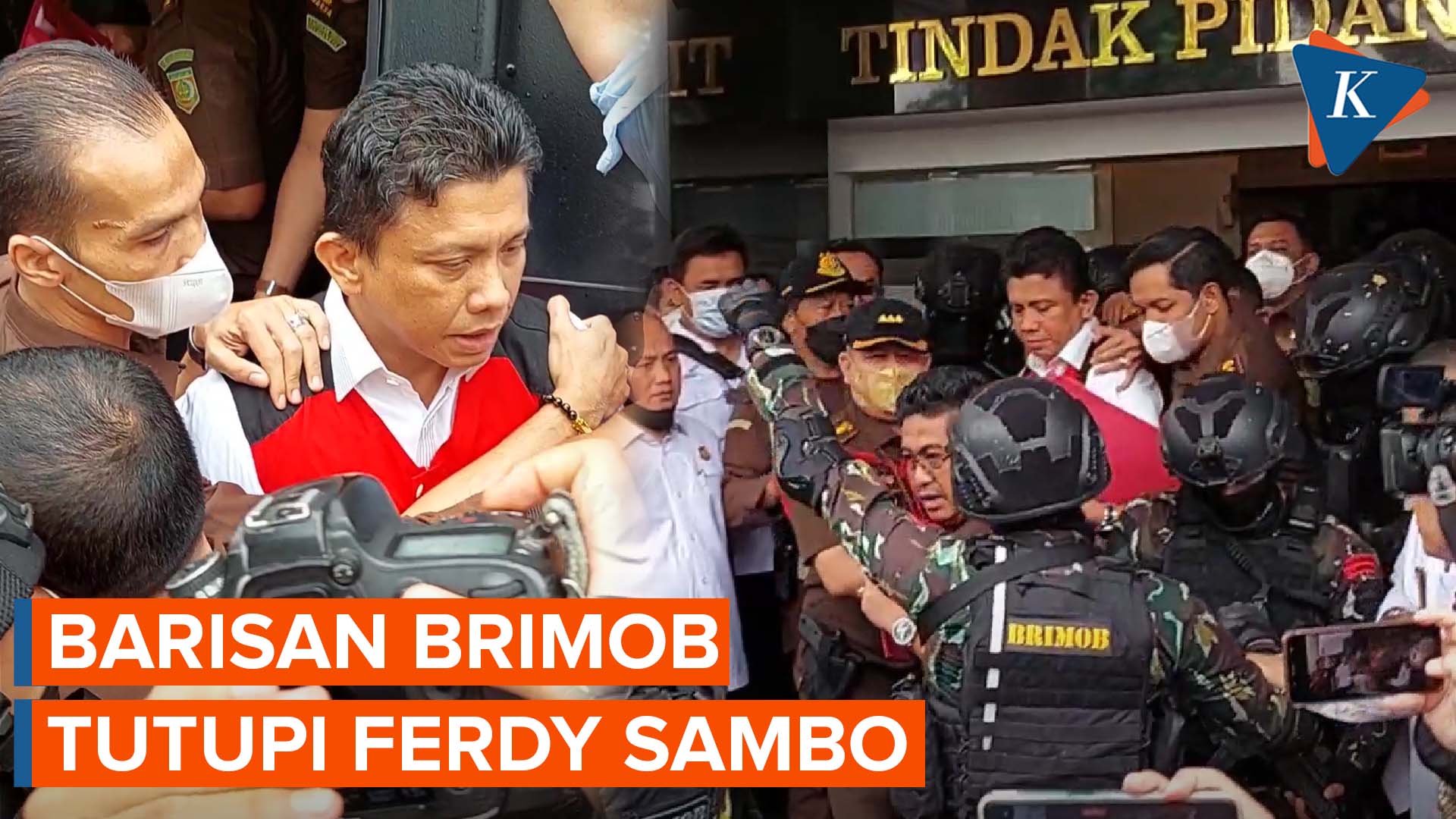 Detik-detik Brimob Halangi Awak Media Ambil Gambar Ferdy Sambo