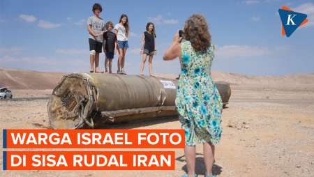 Momen Warga Israel Panjat hingga Foto di Puing Rudal Iran