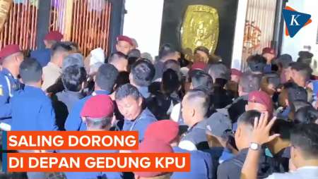 Detik-detik Aksi Saling Dorong Terjadi Usai Ganjar-Mahfud Masuk Gedung KPU