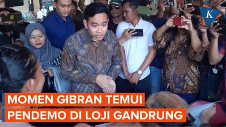 Gibran Temui Massa Demo yang Bawa Spanduk 