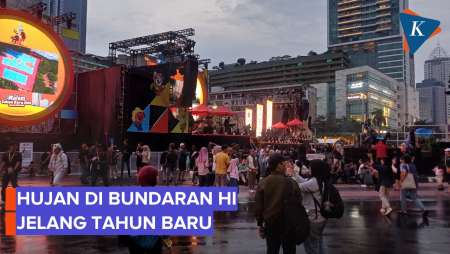 Suasana Bundaran HI Diguyur Hujan Jelang Malam Tahun Baru