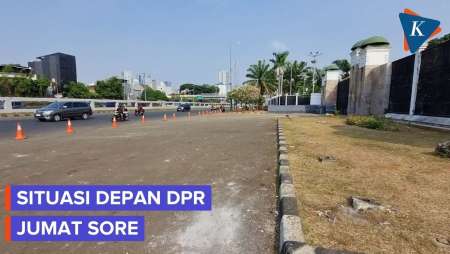 Situasi Di Depan Gedung DPR Jumat Pukul 15.00 WIB