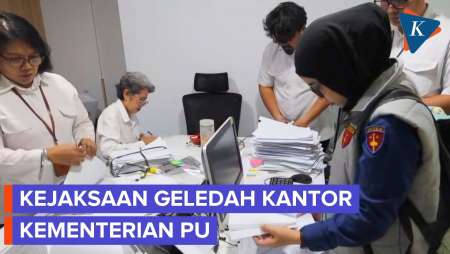 Momen Penyidik Kejati DKI Geledah Kementerian PU, Bawa Koper Besar