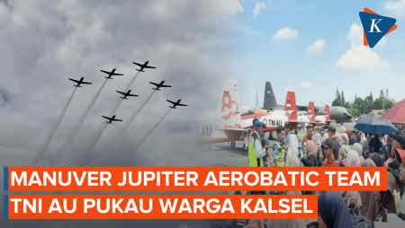 Atraksi Udara Jupiter Aerobatic Team TNI AU Pukau Ribuan Warga Kalsel