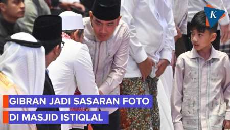 Jemaah Antusias Foto Dengan Gibran Rakabuming Raka Di Istiqlal