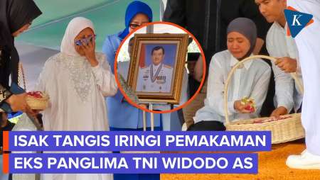 Tangis Keluarga Berpadu "Gugur Bunga" Di Pemakaman Eks Panglima TNI Widodo AS