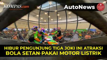 Atraksi ‘Bola Setan’ Pakai Motor Listrik di IMOS 2023