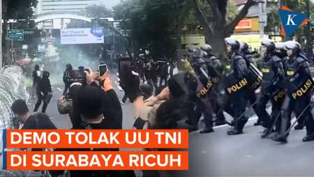 Demo Tolak UU TNI di Gedung Grahadi Ricuh! Lemparan Dibalas Water Cannon