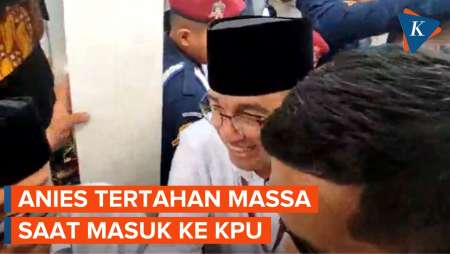 Momen Anies Kejepit Massa Pendukung Saat Hendak Masuk ke KPU