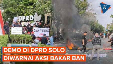 Demo Kawal Putusan MK di Depan Gedung DPRD Solo Diwarnai…