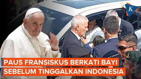 Detik-detik Paus Fransiskus Berkati Bayi Sebelum Tinggalkan Indonesia