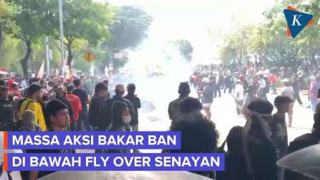 Tak Diizinkan Ke DPR, Massa Bakar Ban Di Bawah Fly Over Senayan