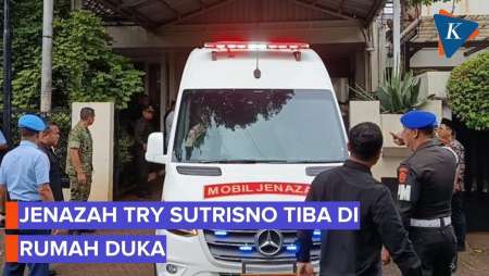 Jenazah Try Sutrisno Tiba Di Rumah Duka