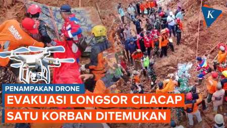 Proses Evakuasi Korban Longsong Cibeunying Cilacap