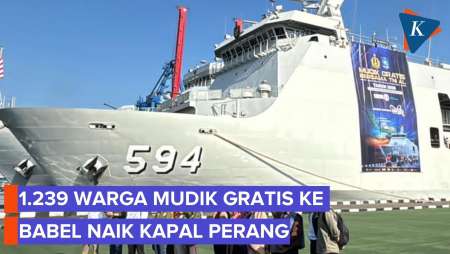 Momen 1.239 Warga Mudik Gratis ke Bangka Belitung Naik Kapal Perang