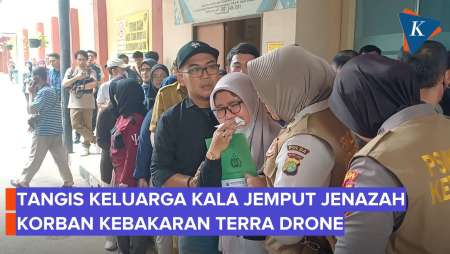 Isak Tangis Keluarga Korban Tewas Kebakaran Terra Drone, Sampai Jatuh Terkulai
