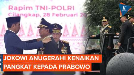 Detik-detik Penyematan Pangkat Jenderal Kehormatan Prabowo oleh Jokowi