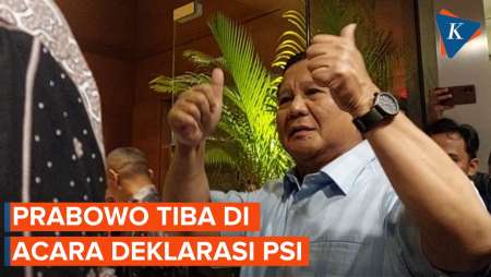 Prabowo Acungkan Dua Jempol Saat Tiba di Acara Deklarasi Dukungan PSI