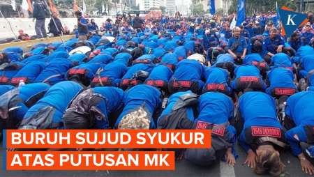 Detik-detik Buruh Sujud Syukur Usai MK Kabulkan Sebagian Gugatan Omnibus Law