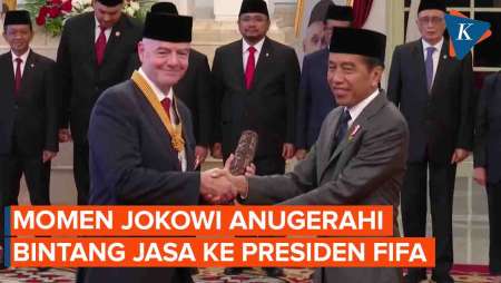 Momen Presiden Jokowi Beri Bintang Jasa ke Presiden FIFA