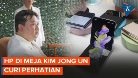 Intip HP di Atas Meja Kim Jong Un Saat Pantau…