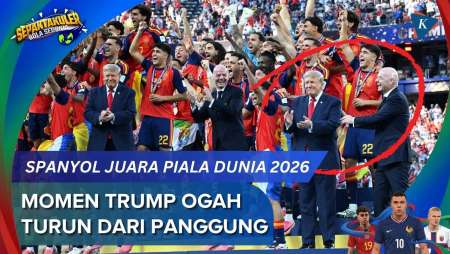 Momen Trump Tak Mau Tinggalkan Panggung Saat Spanyol Angkat Trofi Piala Dunia