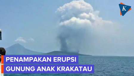 Momen Kapal TNI Patroli di Gunung Anak Krakatau, Abu Masih Menyembur