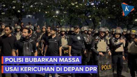 Momen Polisi Bubarkan Massa Yang Ricuh Dan Sisir Area Depan DPR RI
