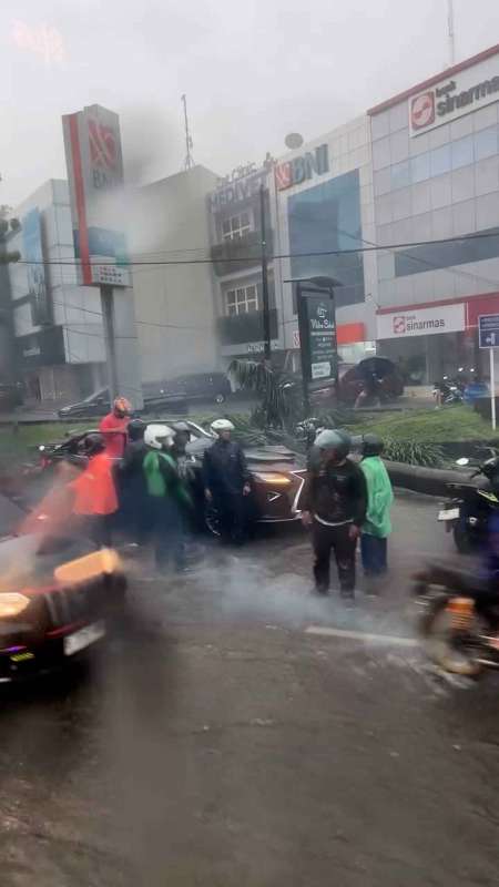 Kronologi Mobil Lexus Tertimpa Pohon Tumbang di Pondok Indah