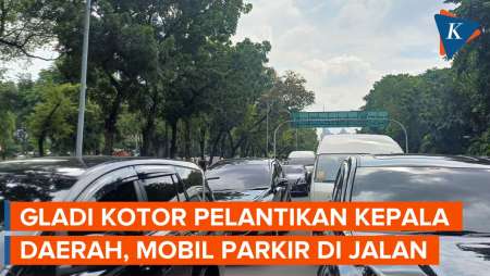 Mobil-mobil Parkir di Jalan Sekitar Monas Saat Gladi Kotor Pelantikan Kepala Daerah