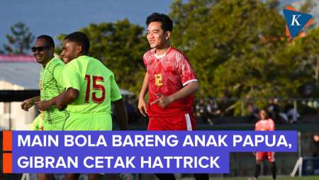 Momen Gibran Main Bola Bareng Anak Muda Papua