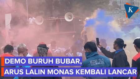 Demo Buruh Ditutup Dengan Nyalakan Flare, Arus Lalin Di Kawasan Monas Lancar Lagi