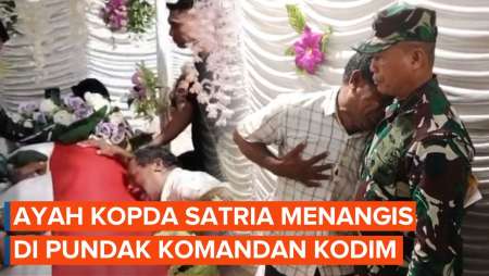 Tangis Ayah Kopda Satria Di Bahu Komandan Kodim 1604/ Kupang Usai Anak Gugur Oleh KKB