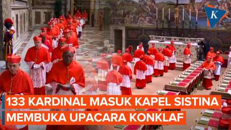 Suasana Upacara Pembukaan Konklaf saat 133 Kardinal Memasuki Kapel Sistina