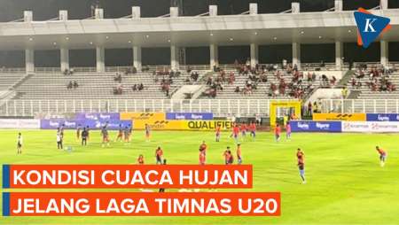 Timnas U20 Indonesia dan Maladewa Pemanasan di Bawah Guyuran Hujan