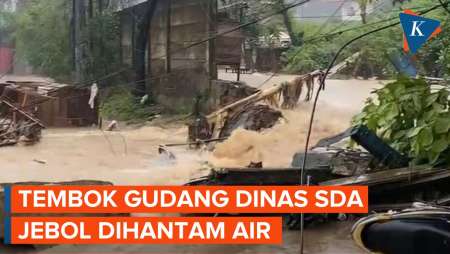 Detik-detik Tembok Gudang Dinas SDA di Pasar Minggu Jebol Saat Hujan Deras