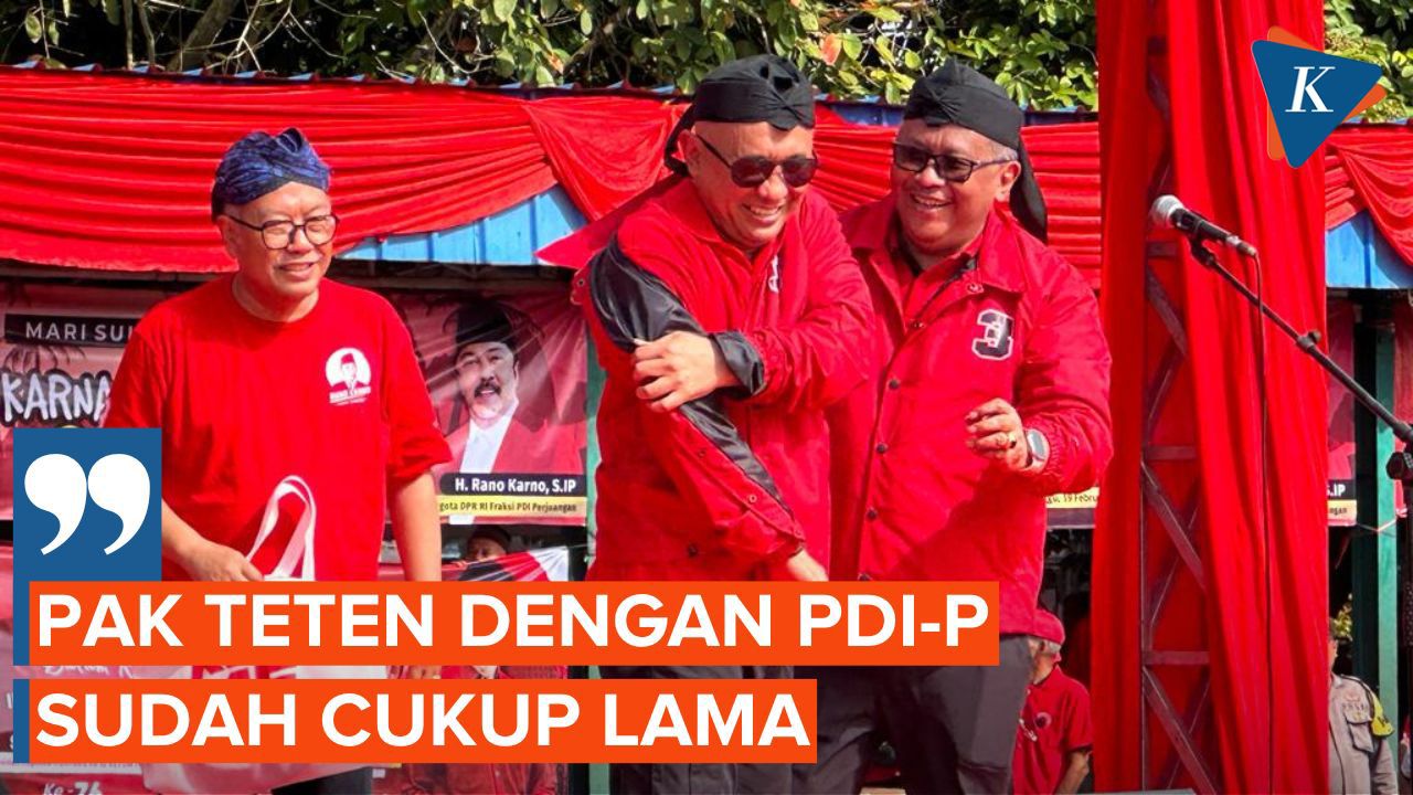 Momen Hasto Kristiyanto Sematkan Jaket PDI-P kepada Teten Masduki