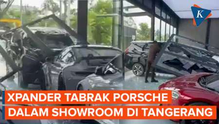 Porsche Remuk Ditabrak Xpander di Dalam Showroom di Tangerang