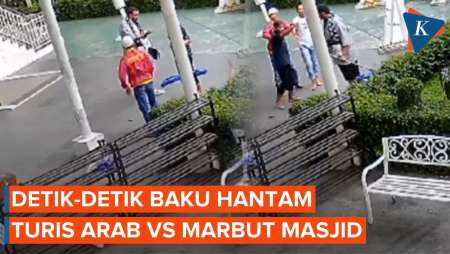 Viral! Turis dan Marbut Masjid Baku Hantam karena Tolak Lepas Sepatu