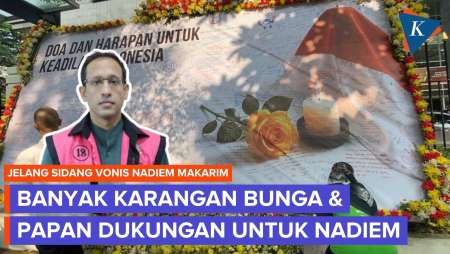 Nadiem Hadapi Vonis, Banyak Ojol Hadir Dan Karangan Bunga Dukungan