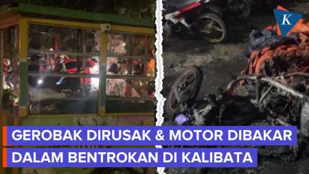 Situasi Setelah Bentrokan Di Kalibata: Gerobak Pedagang Hancur, Motor Hangus Dibakar